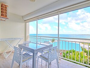Outdoor dining - Spacious Studio with Ocean View and Pool (Saint-Martin)