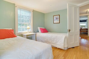 4 bedrooms, iron/ironing board, Internet, bed sheets - 1 Mi to Marina! Hyannis Family Getaway w/ Deck (Hyannis)