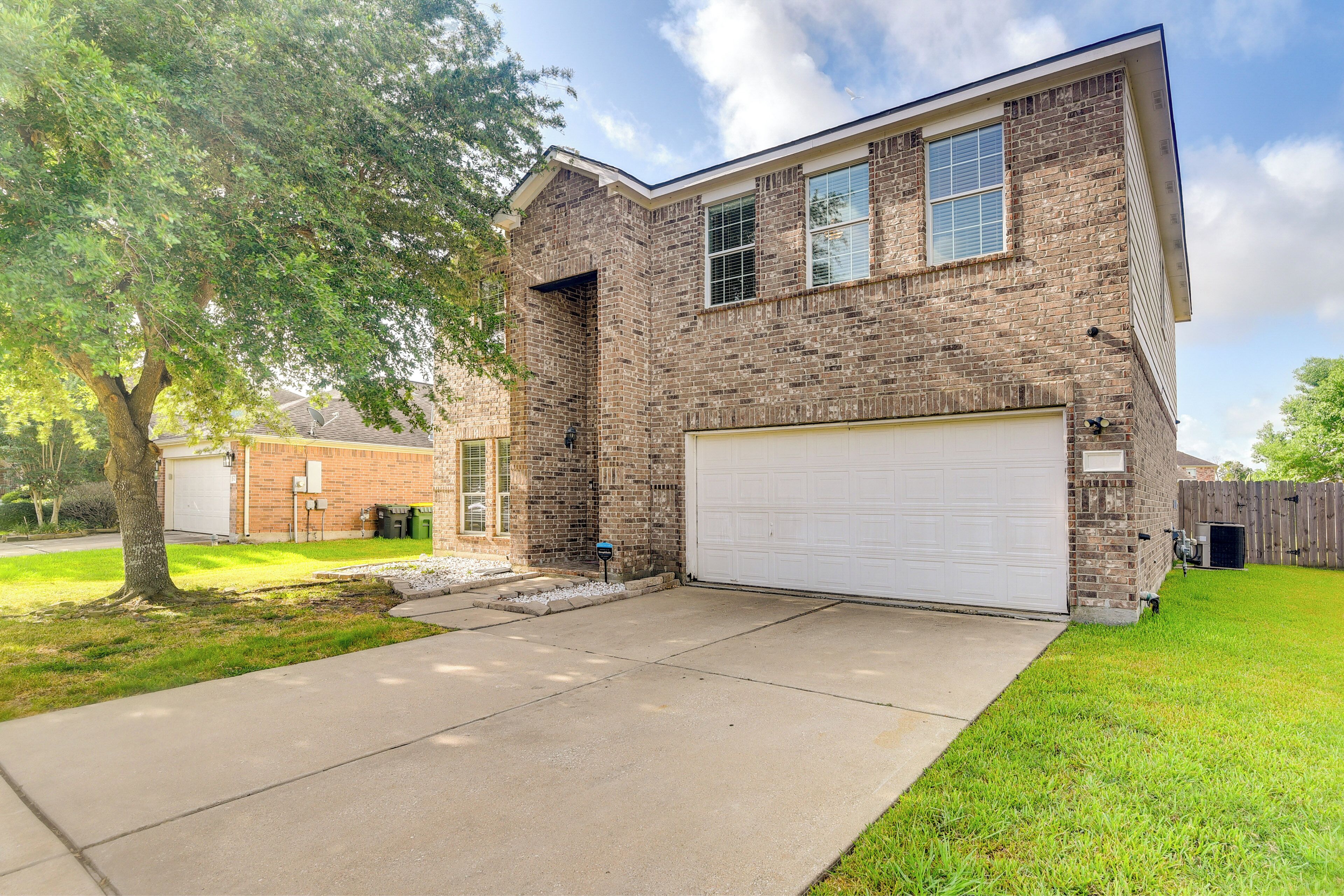 Pet-Friendly Pearland Home w/ Yard, Near Houston!