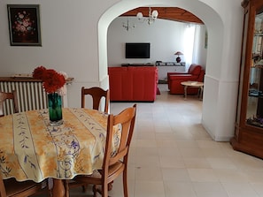 TV - Spacious 5-Bedroom Cottage Near Paris with Garden and Parking (Nargis)
