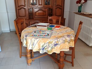 Dining - Spacious 5-Bedroom Cottage Near Paris with Garden and Parking (Nargis)