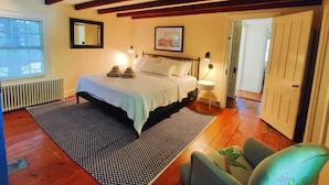 A bedroom with a bed, bedside lamps, a radiator, a window, and a door. - Historic Home Central Flourtown Hosted By StayRafa (Flourtown)