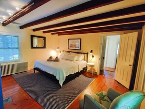 5 bedrooms, iron/ironing board, travel crib, WiFi - Historic Home Central Flourtown Hosted By StayRafa (Flourtown)