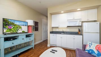 Køleskab, mikrobølgeovn, opvaskemaskine, kaffe-/temaskine