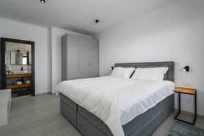 5 bedrooms, iron/ironing board, travel cot, free WiFi - Villa de la Vie with Heated Swimming Pool (Sveti Bartul)