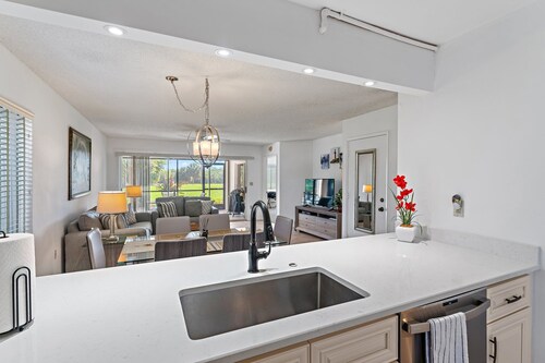 Spacious 2BR 2BA apartment close to the beach