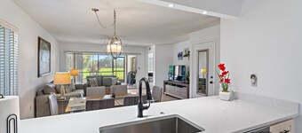 Spacious 2BR 2BA apartment close to the beach