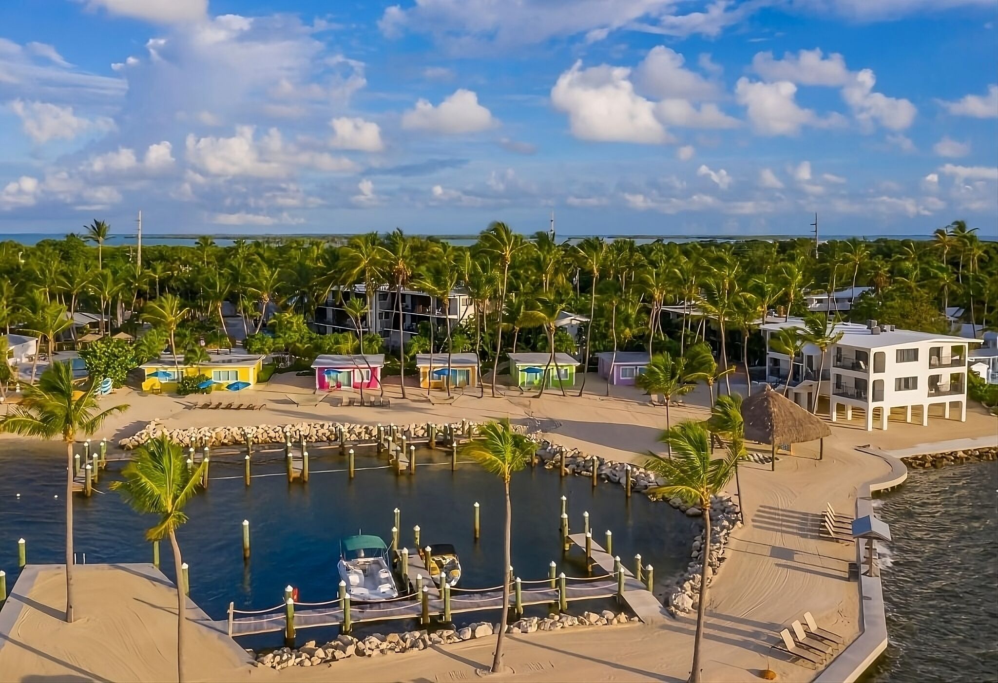 Your Retreat in the Heart of Islamorada! Kitchenette, Outdoor Swimming Pool!