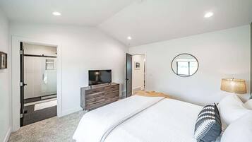 3 bedrooms, desk, iron/ironing board, travel crib