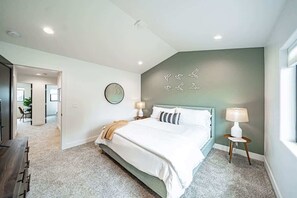 3 dormitorios, escritorio, tabla de planchar con plancha y cuna de viaje