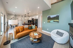 Una televisión, una chimenea, una oficina