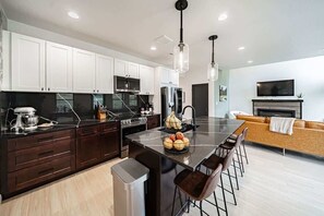 Een koelkast, een magnetron, een oven, een kookplaat