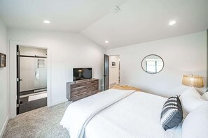 3 slaapkamers, een bureau, een strijkplank/strijkijzer, reisbedje