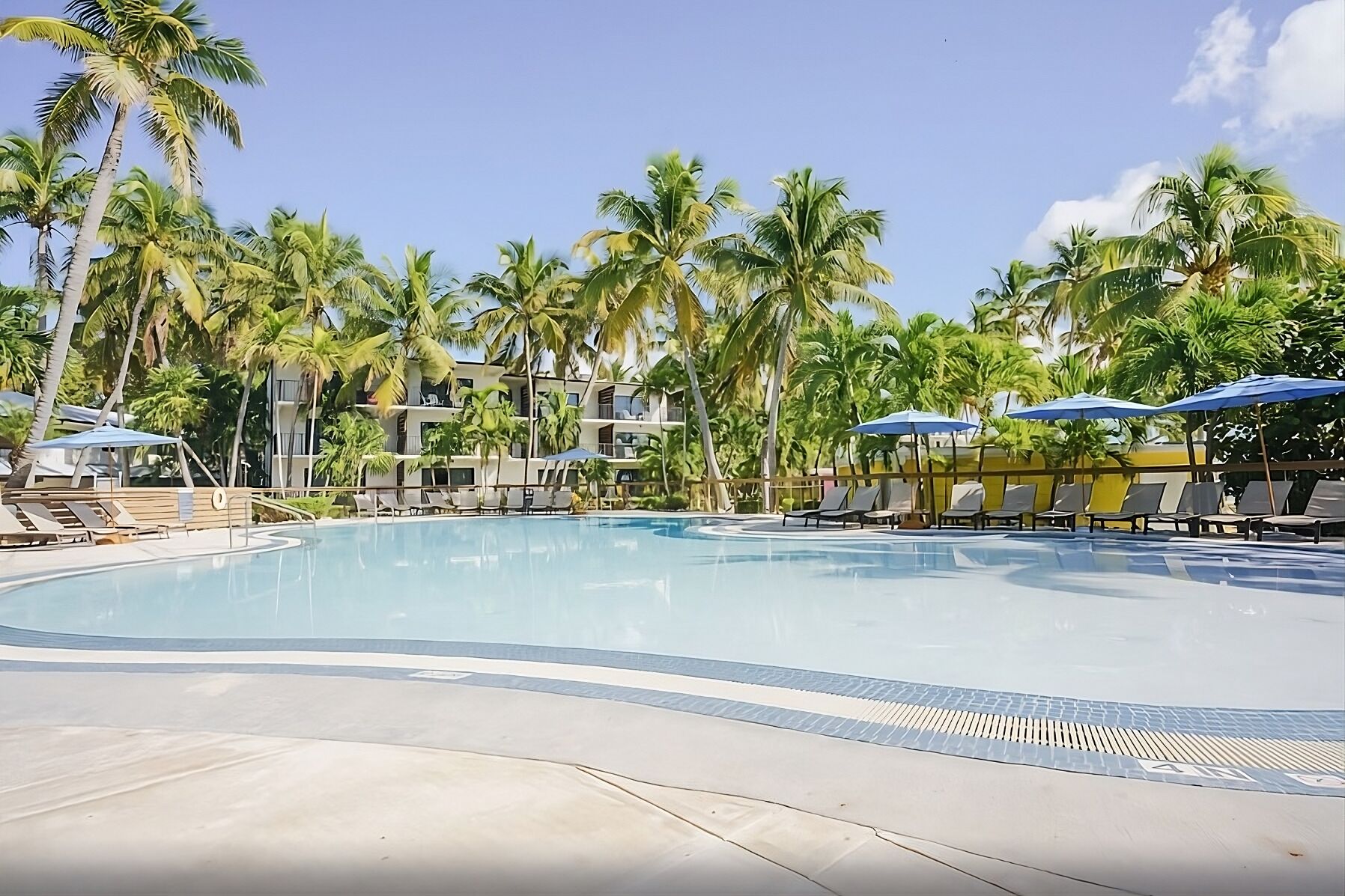 Relax, Play, and Soak in Islamorada! Swimming Pool, Pets Allowed, Free Parking!