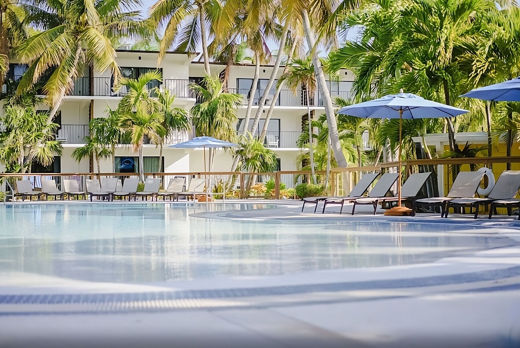 Embrace Nature by the Ocean! Beach, Swimming Pool, Full Kitchen!