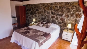 Seprai premium, selimut bulu angsa, minibar, dan brankas