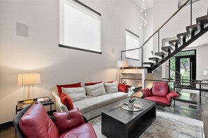 Smart-TV, Kamin, Bücher