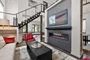 Smart-TV, Kamin, Bücher