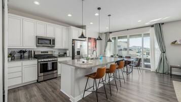 Jääkaappi, mikroaaltouuni, uuni, liesi