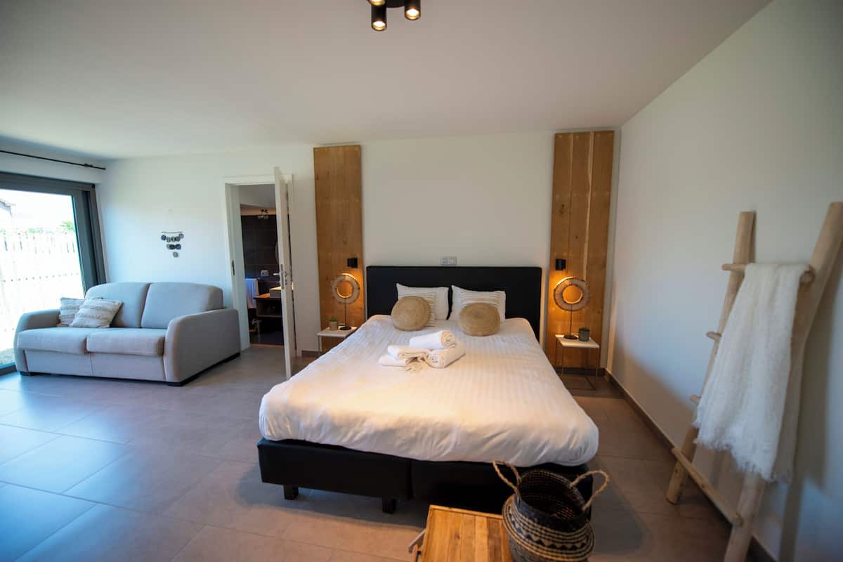 1 Schlafzimmer, Schreibtisch, laptopgeeigneter Arbeitsplatz