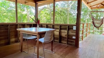 Családi házikó, fürdőszobával, kilátással a lagúnára (Jungle House Familiale) | 1 hálószoba, prémium ágynemű, széf a szobában és egyedi dekoráció