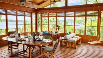 Petit déjeuner, déjeuner et dßner servis sur place, vue sur la mer