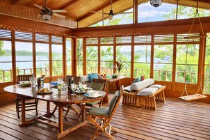 Se sirven desayunos, almuerzos y cenas; con vista al mar