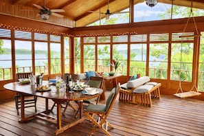 Sarapan, makan tengah hari, makan malam dihidangkan; lautan