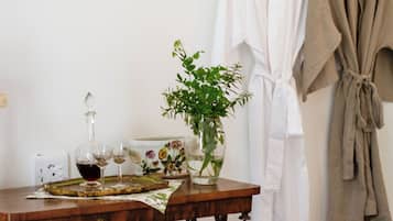 Classic Room, 2 Single Beds, Garden View | 1 bedroom, minibar, in-room safe, individually decorated