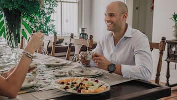 Sudah termasuk sarapan ala kontinental setiap hari