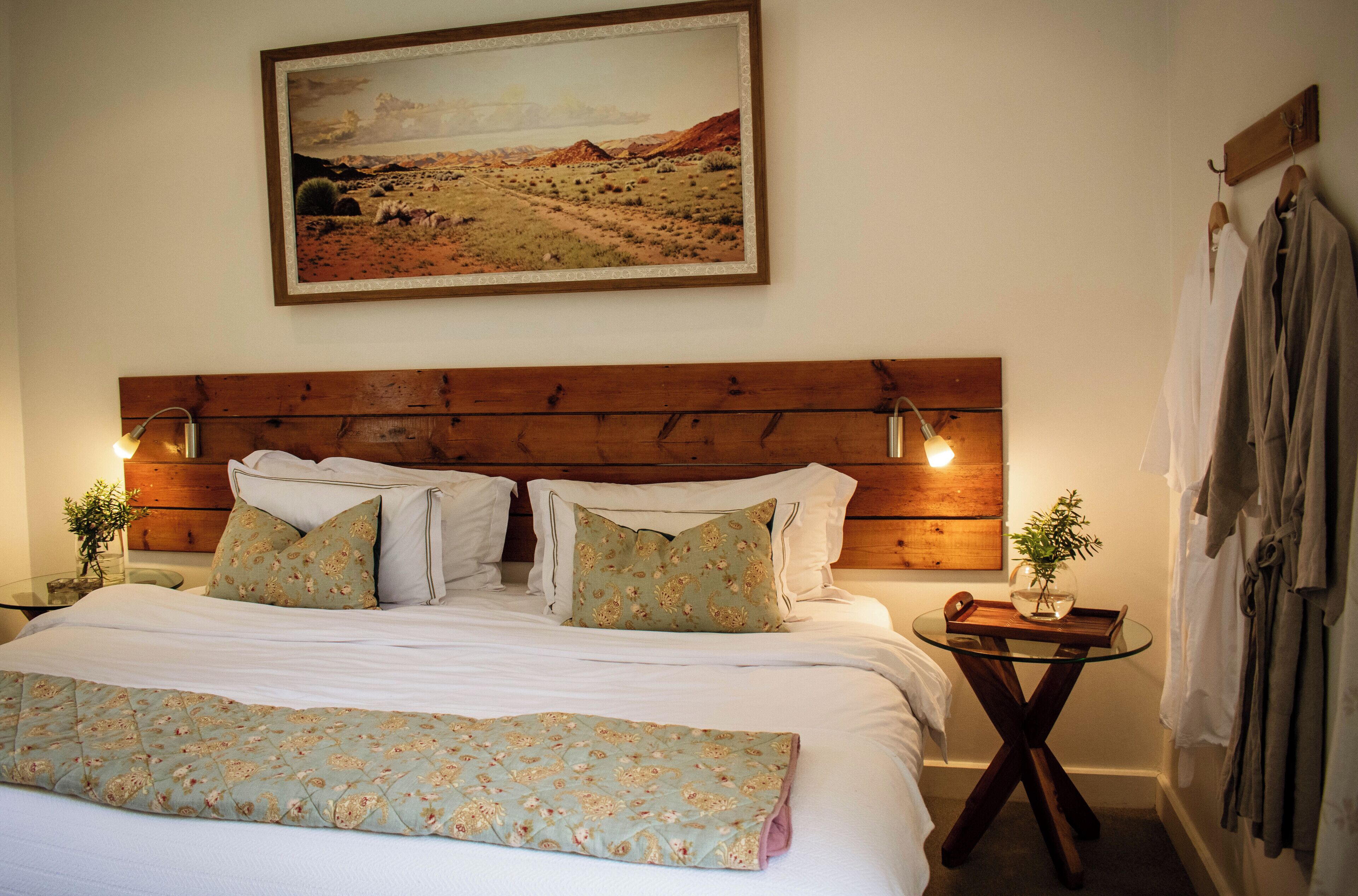 Comfort Room, 1 King Bed, Garden View | 1 bedroom, minibar, in-room safe, individually decorated