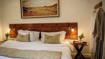 Comfort Room, 1 King Bed, Garden View | 1 bedroom, minibar, in-room safe, individually decorated