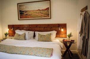 Comfort Room, 1 King Bed, Garden View | 1 bedroom, minibar, in-room safe, individually decorated