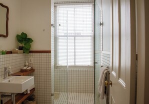 Classic Room, 2 Single Beds, Garden View | Bathroom | Free toiletries, hair dryer, bathrobes, towels - Kolonies Tuin (Stellenbosch)