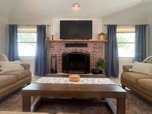 Smart-TV, Kamin, Tischfußball