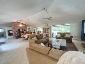 Smart TV, fireplace, table football - Poolside Family Retreat- Near the Springs & Ocala National Forest. Pet friendly (Ocklawaha)