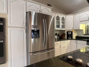 Refrigerador, microondas, horno y parrilla de estufa 