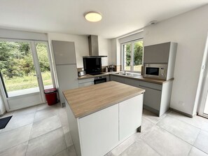 Microondas, horno, placa de cocina, lavavajillas