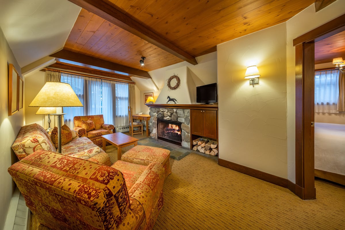 Family Loft Suite 1 King Bedroom 2 Singles | 熨斗/熨衣板、免費無線上網、床單
