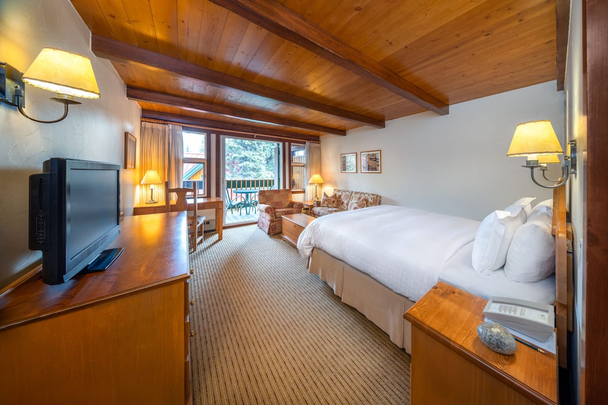 Post Room 1 Queen | 1 bedroom, iron/ironing board, free WiFi, bed sheets