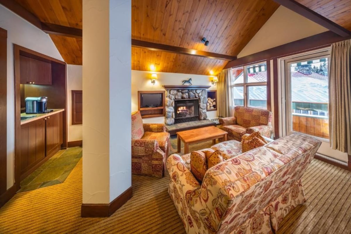 Family Loft Suite 1 King Bedroom 2 Singles | Iron/ironing board (on request), WiFi (free), bed sheets