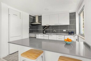 Jääkaappi, mikroaaltouuni, uuni, liesi