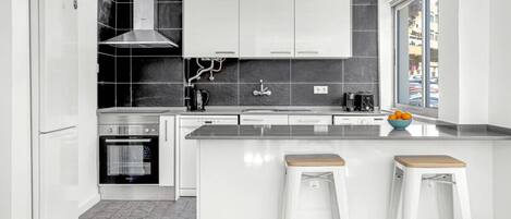 ثلاجة، ميكروويف، فرن، موقد طهي مسطح