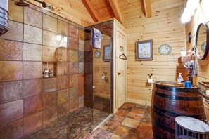 Douche, sèche-cheveux, serviettes fournies