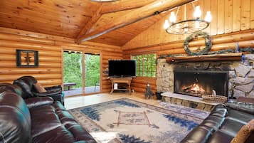 Televisión, chimenea, reproductor de DVD y futbolito