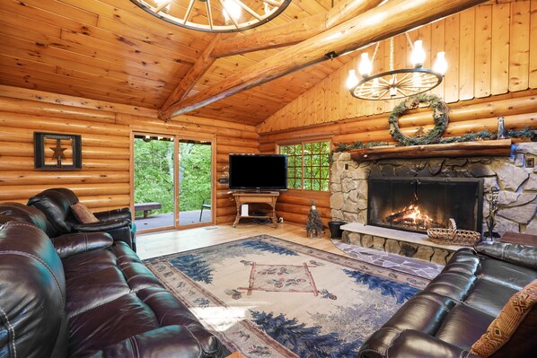 TV, fireplace, DVD player, foosball - Diamond In The Rough | Hiking & Rock Formations (Rockbridge)