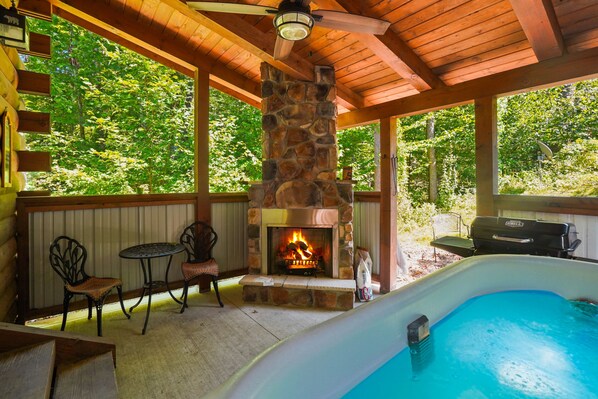Outdoor spa tub - Snuggle Bear | Tiny Home Cabin (Logan)