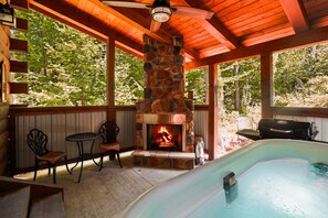 Outdoor spa tub - Snuggle Bear | Hocking Hills, Adorable Tiny Home (Logan)