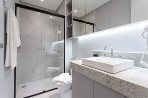 Traditional-Apartment | Badezimmer | Regendusche, Haartrockner, Bidet, Handtücher