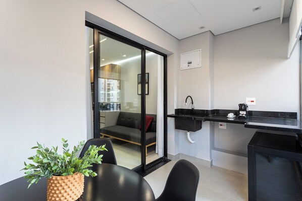 Traditional Apartment | Balcony -  Charlie Alves Guimarães Pinheiros (São Paulo)